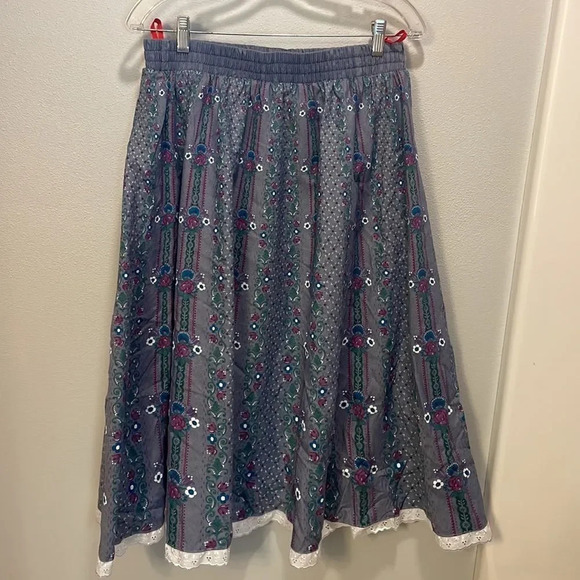PRAIRIE woman’s blue flower skirt - Picture 7 of 10